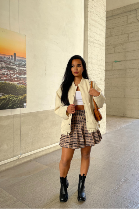 Veste droite à poches coloris beige - vue prise extérieur