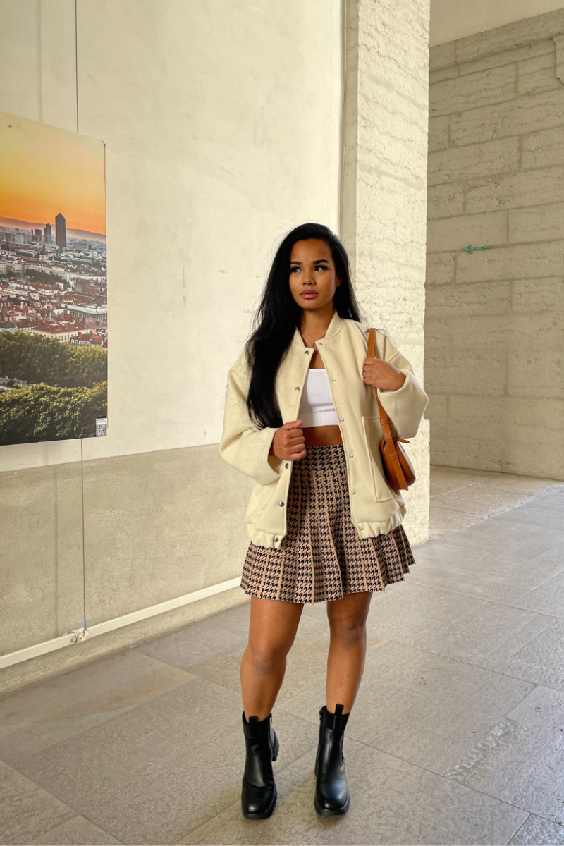 Veste droite à poches coloris beige - vue prise extérieur Veste droite à poches coloris beige - vue prise extérieur