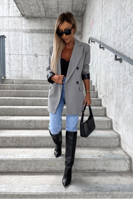 Blazer coloris gris en bi-matière simili cuir et croisé sur le devant - vue portée