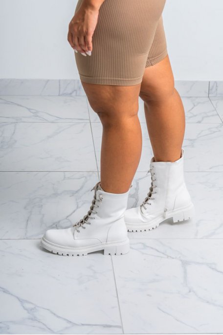 Boots simili cuir coloris blanc avec languette strass - vue côté