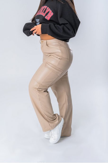Pantalon coupe droite style cargo en simili cuir coloris beige - vue profil