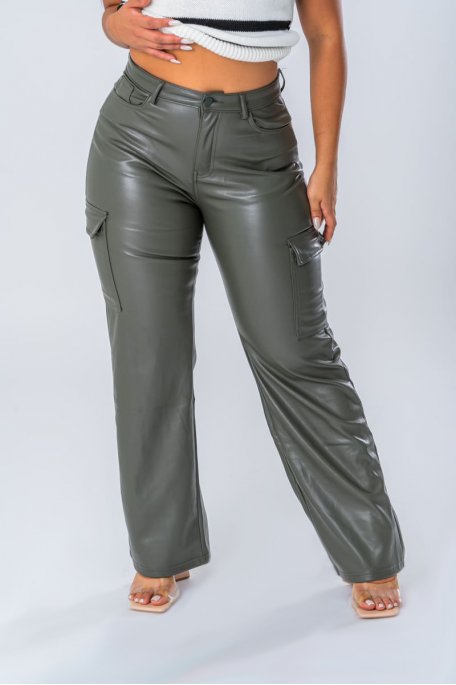 Pantalon coupe droite style cargo en simili cuir coloris kaki - vue zoom face