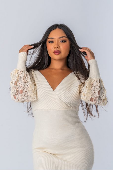 Robe coloris beige en maille et manches à dentelle - vue zoom face