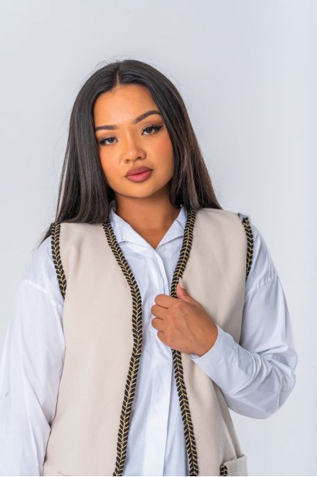 Veste coloris beige sans manches à bordure tressée contrastante - vue portrait zoom