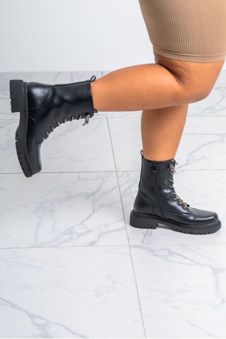 Boots coloris noir en simili cuir et à languette strass - vue côté