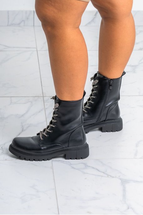Boots coloris noir en simili cuir et à languette strass - vue profil