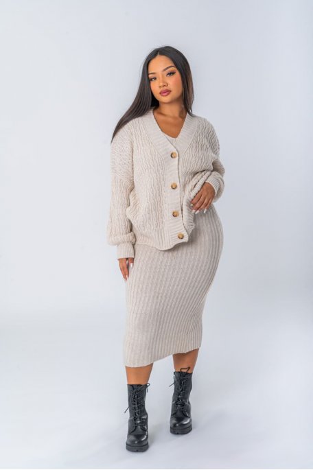 Ensemble en maille torsadée coloris beige gilet boutonné et robe bretelles - vue face full gilet fermé