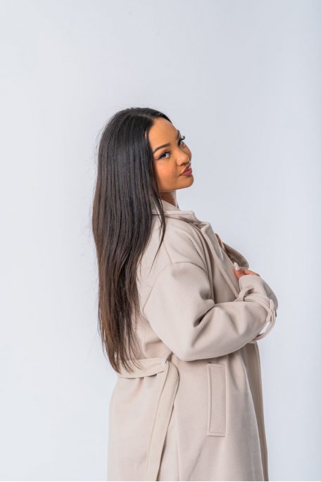Manteau long coloris beige ceinturé à col classique revers- vue zoom