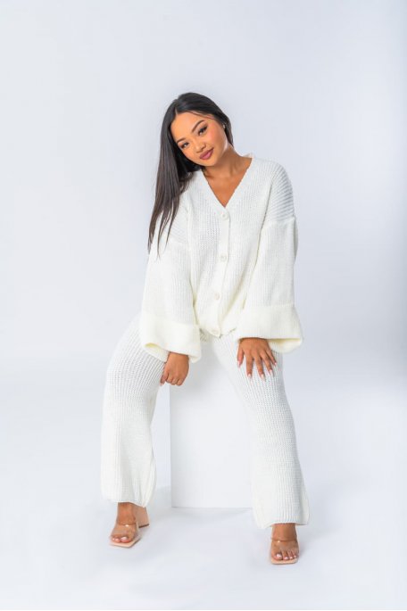 Ensemble en maille gilet boutonné et pantalon coloris blanc - vue assise