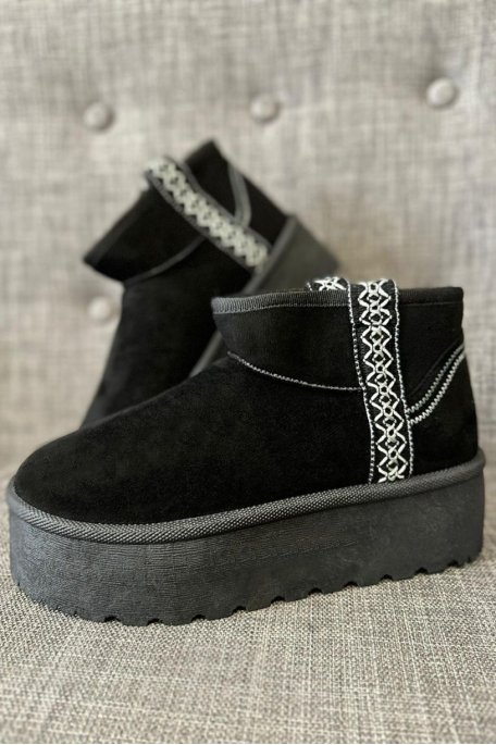 Gefütterte Kurzstiefel mit Plateau schwarz