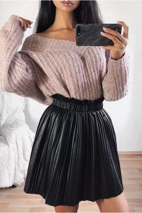 Short pleated skirt in black imitation leather