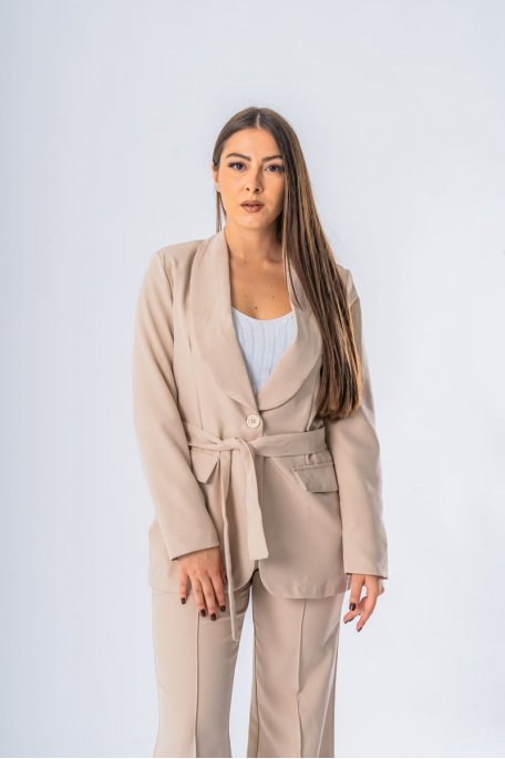 Ensemble coloris beige tailleur ceinturé pantalon droit - vue de face zoom