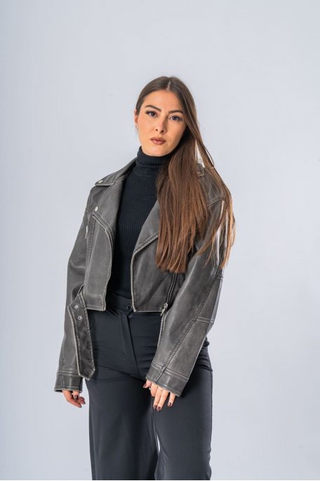 Veste style motard court en simili cuir coloris noir - vue face portrait