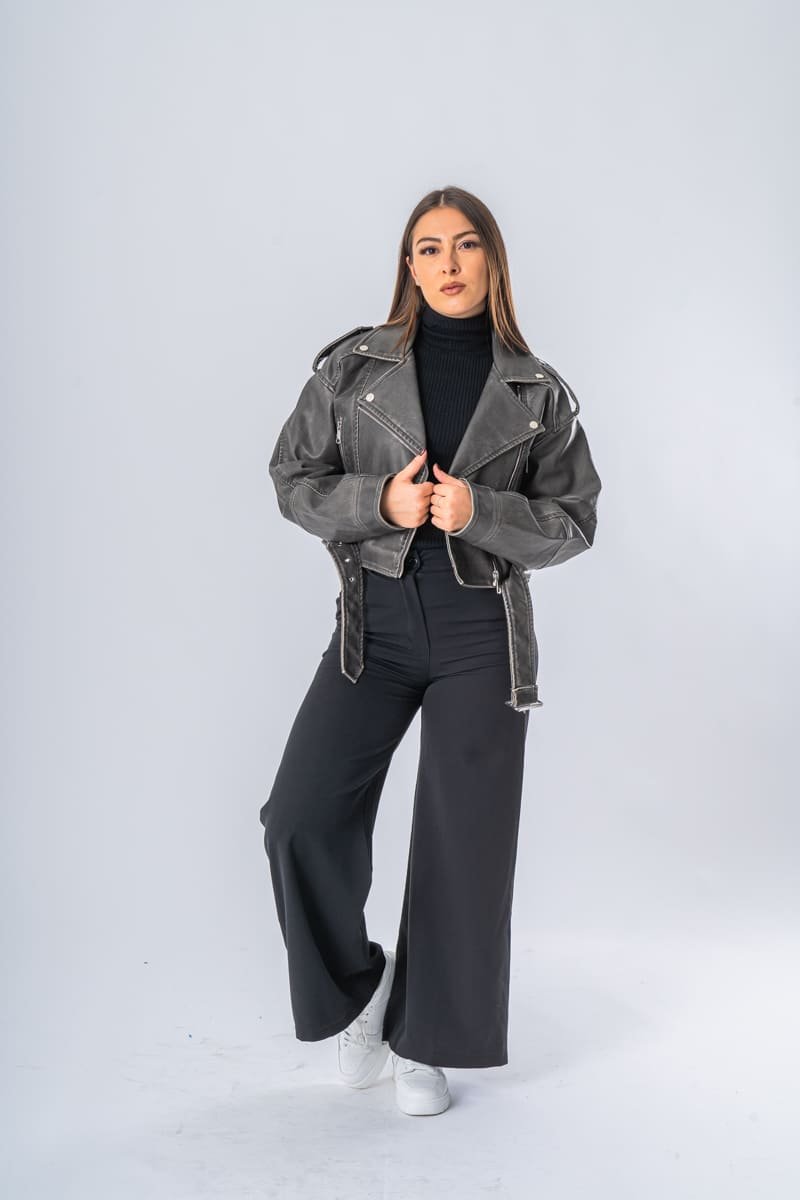 Veste style motard court en simili cuir coloris noir - vue face entier Veste style motard court en simili cuir coloris noir - vue face entier