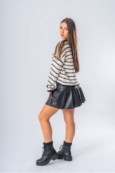 Short pleated skirt in black imitation leather