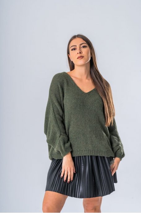 V-neck sweater with batwing sleeves, tight knit, green