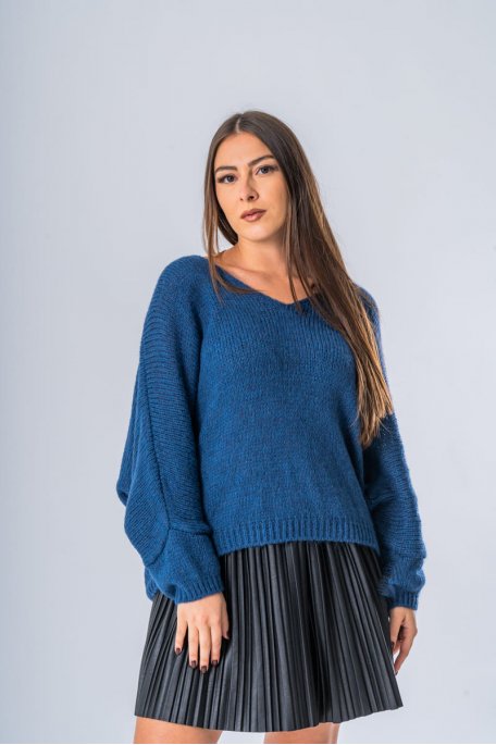V-neck sweater with batwing sleeves, tight knit, blue