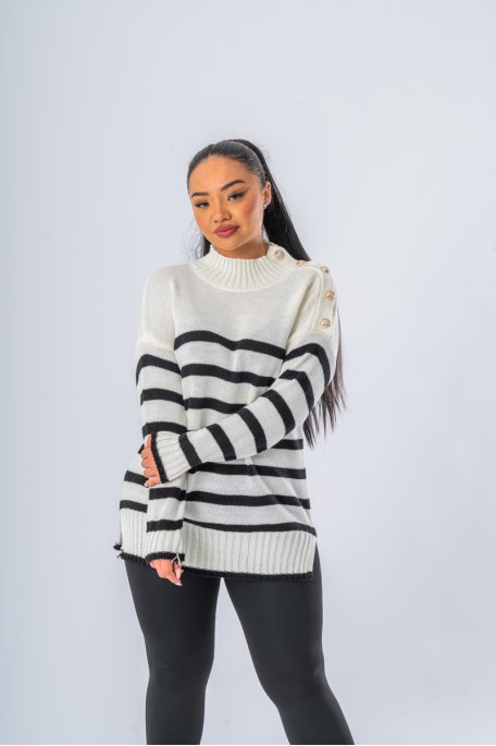 Pull oversize rayé boutons officiers blanc - vue face portrait