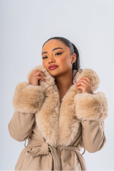 Manteau ceinturé capuche et manchettes fausse fourrure beige - vue portrait