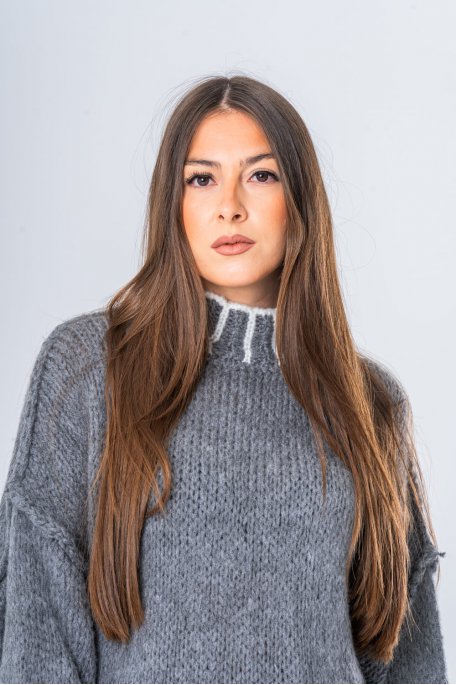 Pull oversize col montant détails contrastants gris - vue face détails