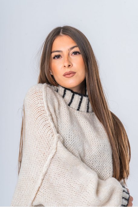 Pull oversize col montant détails contrastants beige - vue face détails