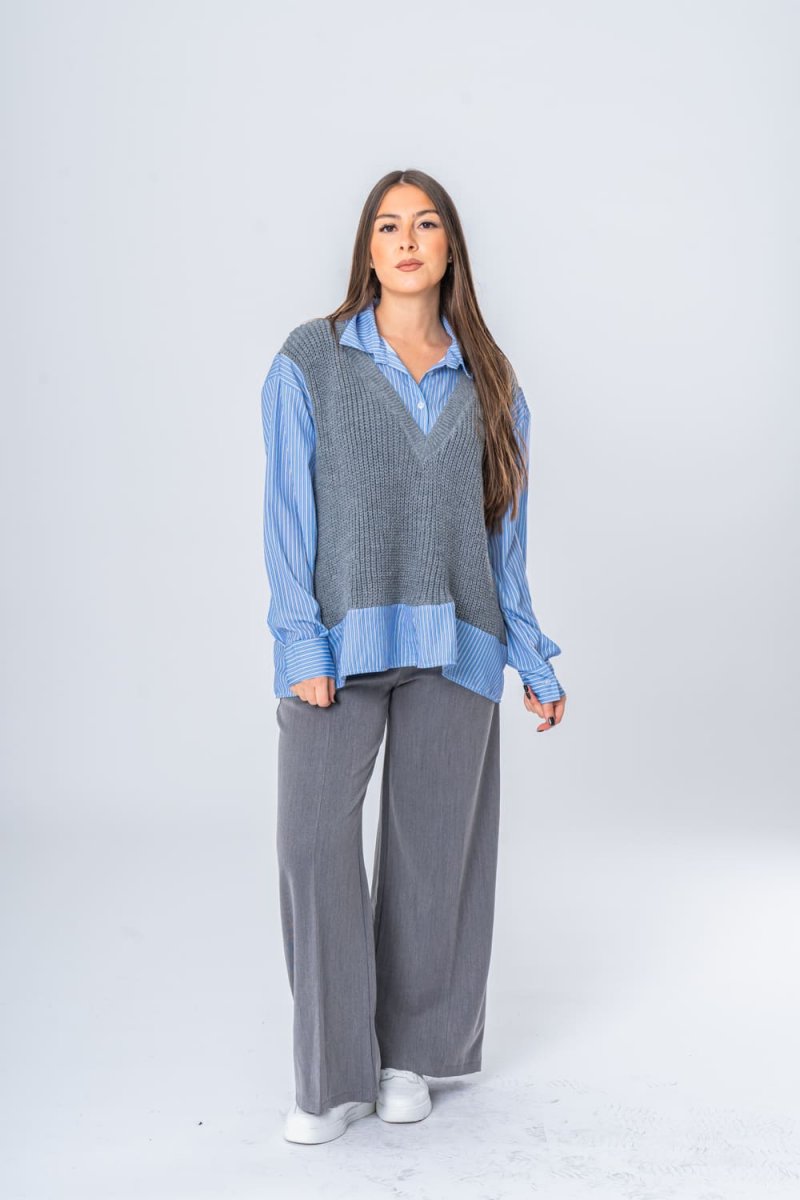 Pull sans manches gris avec chemise ray e bleu Cinelle Paris