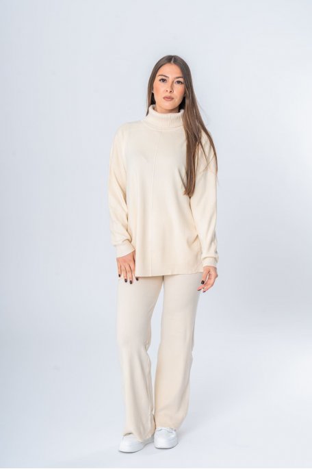 Set aus Rollkragenpullover und Strickhose in Beige