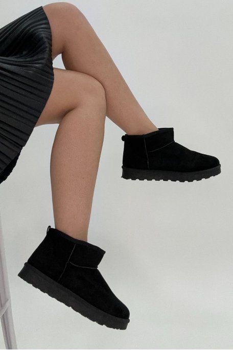 Short black fur-lined boots