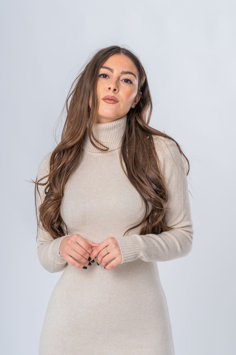 Robe pull courte col roulé moulante beige - vue de face détail