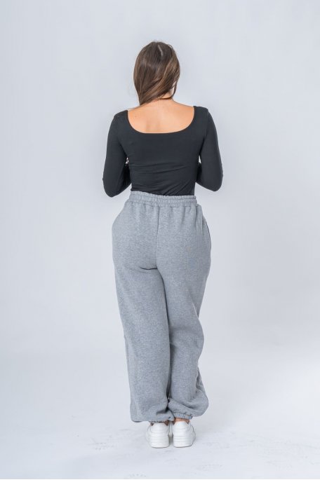 Bas de jogging gris - vue de dos look entier