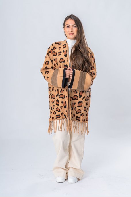 Offene Weste mit Leopardenmuster und Fransen in Camel