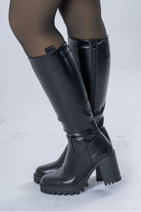 High boots with black notched sole