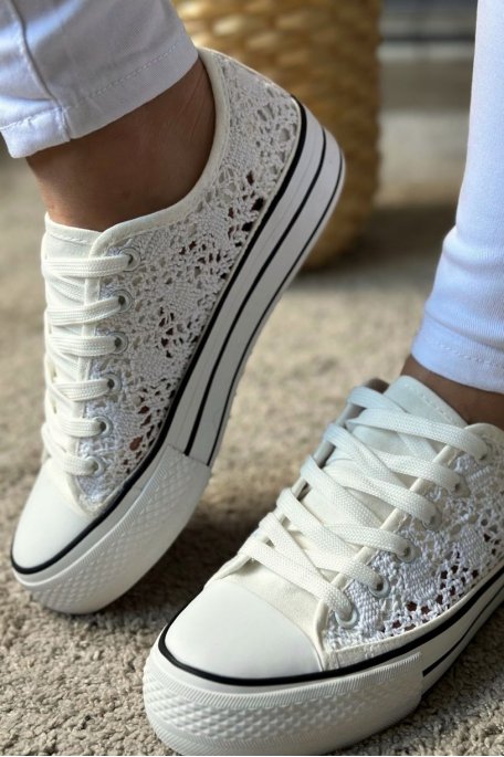 Kurze Sneakers mit Plateau und Stickerei weiß