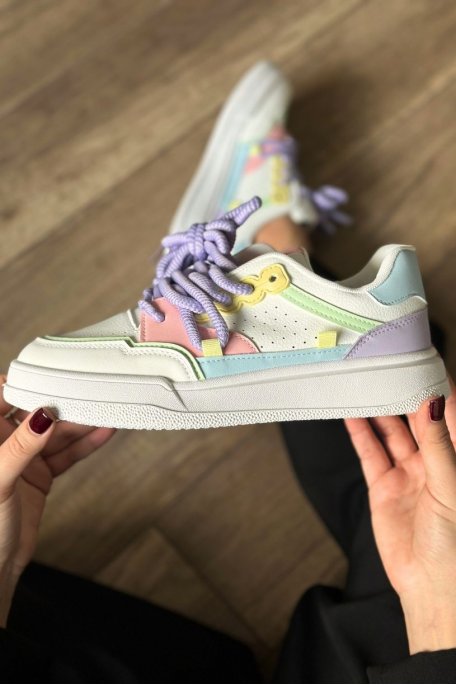 Platform sneakers with thick multicolored laces