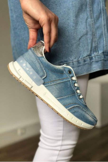 Sneakers aus blauem Jeansstoff