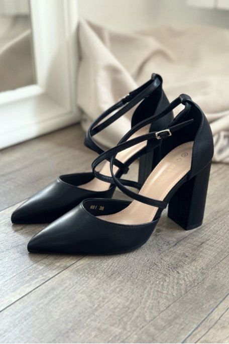 Sandals with black cross-strap heel