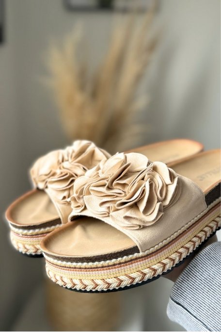 Flower sandals with beige geometric detailing on the sole
