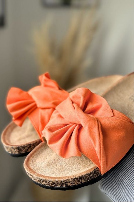 Flache Sandalen mit orangefarbener Schleife