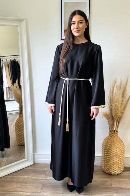 Robe longue broderies manches et ceinture cordon noir