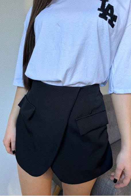 Short skirt with black faux pockets
