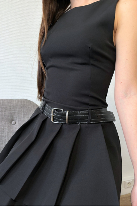 Short flat-pleated dress with black belt