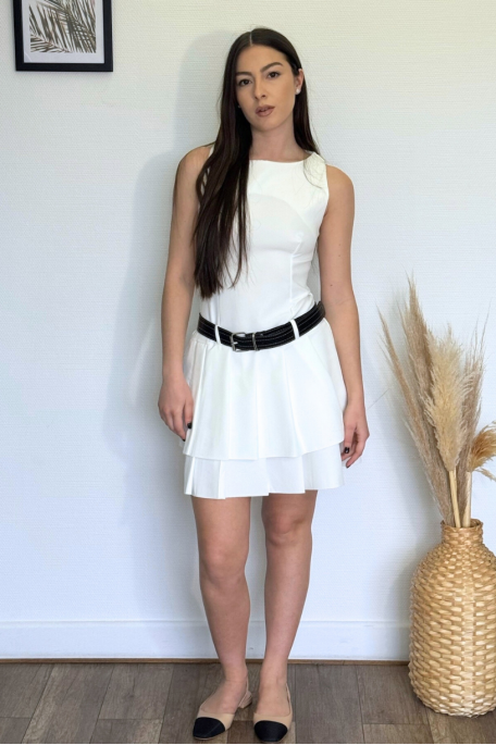 Short flat-pleated dress with white belt