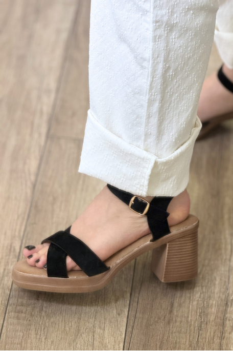 Sandals with thick black heel