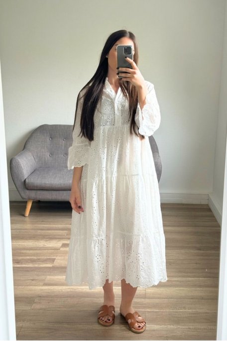 Langes Kleid aus französischer Stickerei weiß