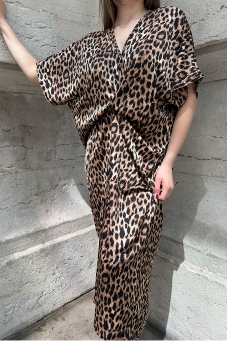 Robe léopard effet satiné manches chauve-souris