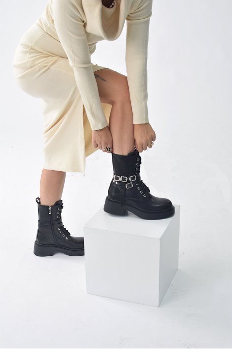 Schwarze Stiefeletten mit Schnallen an der Seite