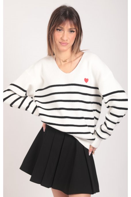Pull blanc à rayures noires motif coeur