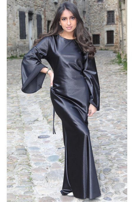 Langes schwarzes Satin-Kleid