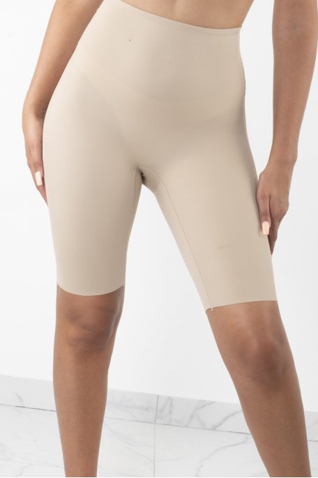 Schlankmachende beige Shorty-Hülle