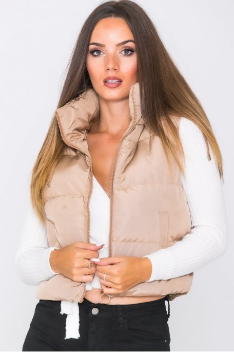 Quilted sleeveless padded jacket with camel hood